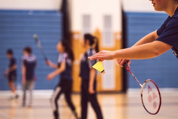 Équipement badminton : guide pour bien choisir votre matériel